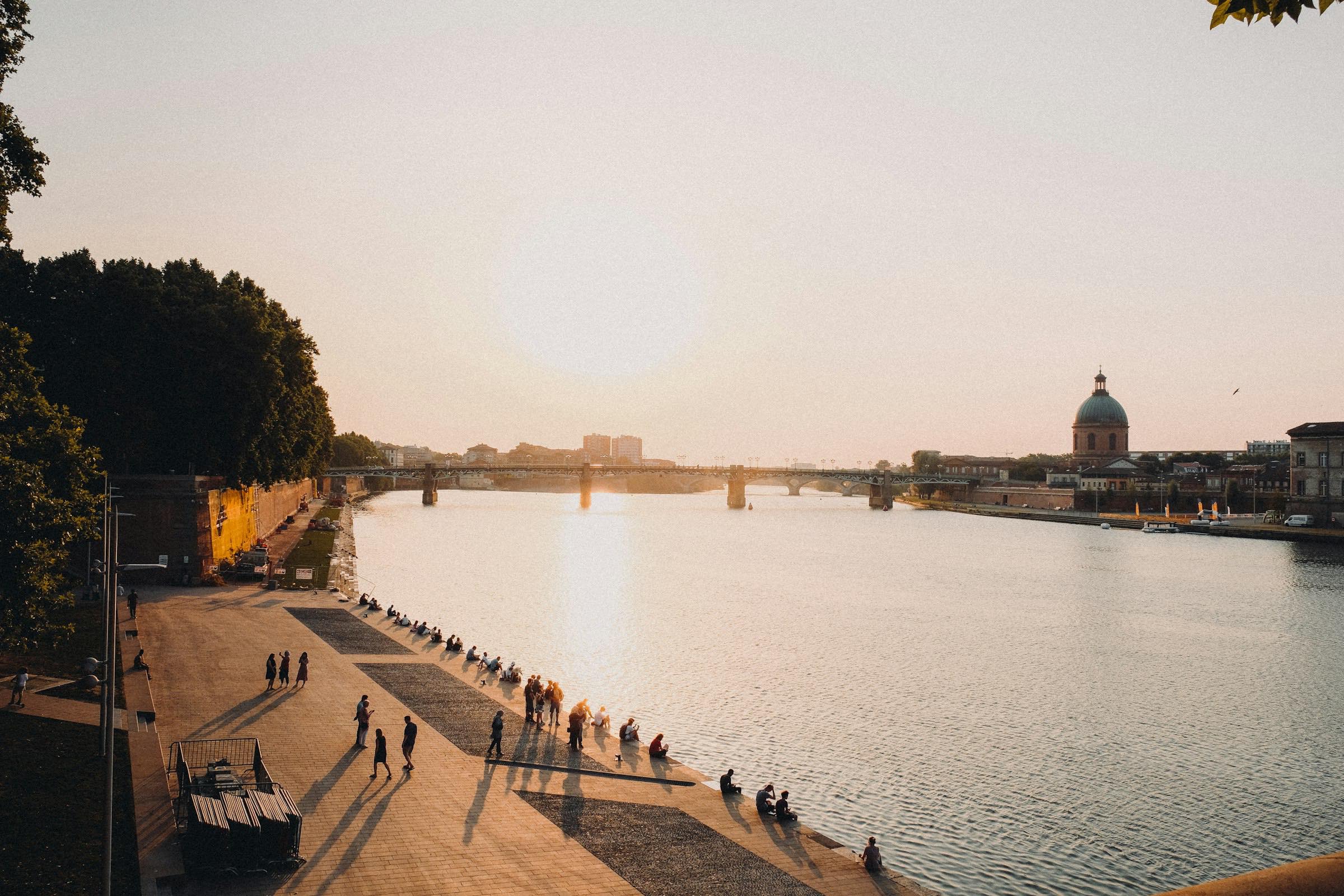 Les quais de la Garonne à Toulouse au coucher du soleil